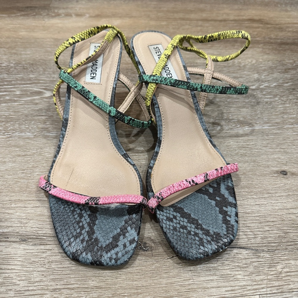 Small colored heel